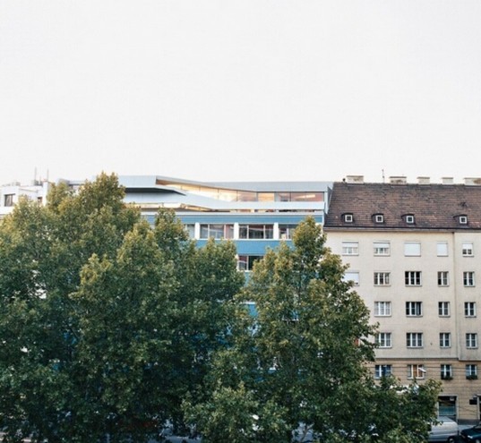 办公楼的屋顶设计资料下载-R.D&E.M设计维也纳办公楼屋顶上“不明飞行物”