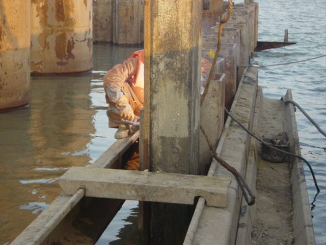 深水钢板桩围堰资料下载-黄河特大桥主桥深水基础钢板桩围堰施工技术