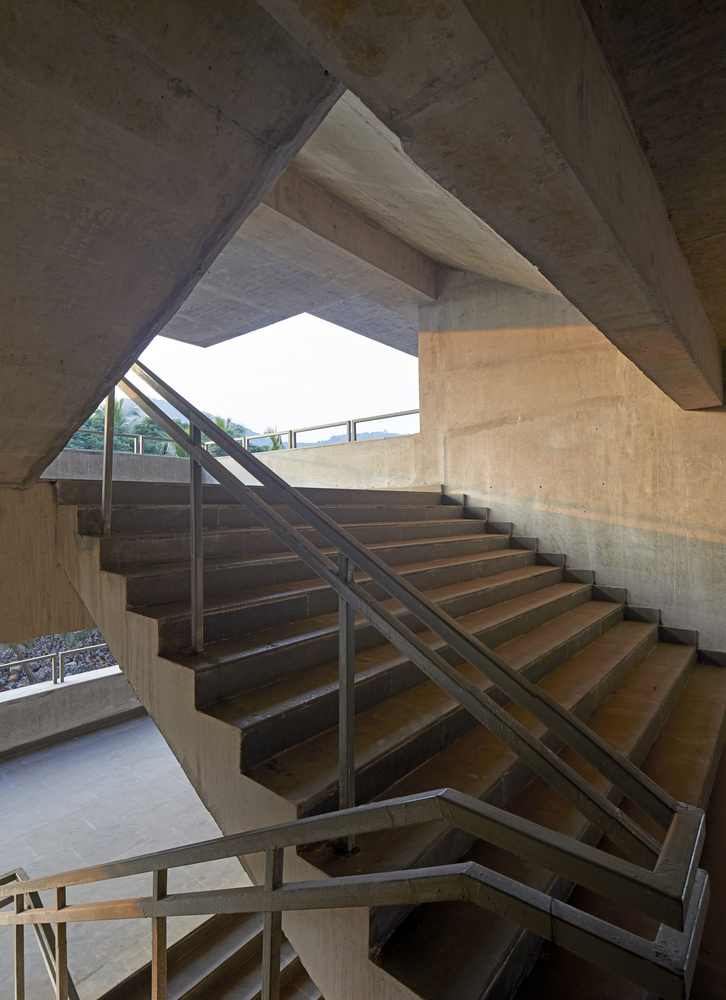 印度维杰亚瓦达规划与建筑学院-11_THE_STAIR_CONNECTING_CONCOURSE_TO_STUDIOS