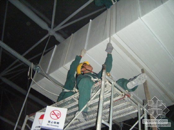 日本混凝土施工图片资料下载-彩钢板复合风管的施工图片