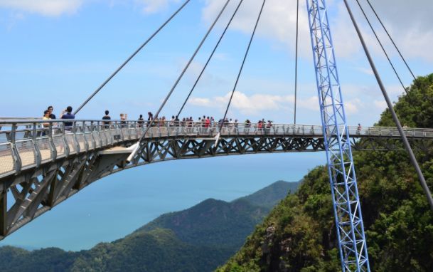 桥栏杆制作安装资料下载-世界最惊险步行桥：125米长花800万，仅靠一根支柱吊在七百米高空
