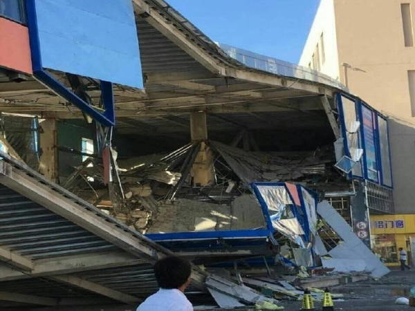 红星美凯龙家具图片资料下载-北京一天桥坍塌，4人被埋