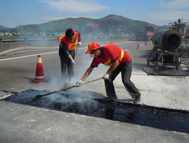 水泥路面5米资料下载-水泥路面混凝土板块裂缝是什么原因？怎么处理？