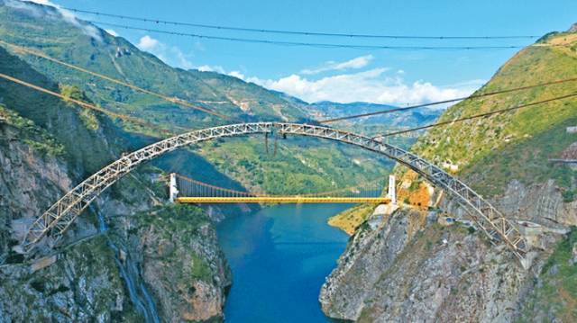 中国基建为啥这么牛资料下载-又一世界最高桥成功合龙，中国制造到底有多牛！