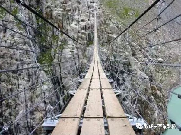 300米悬索桥资料下载-10座最让人心跳加速的吊桥，你敢走麽？