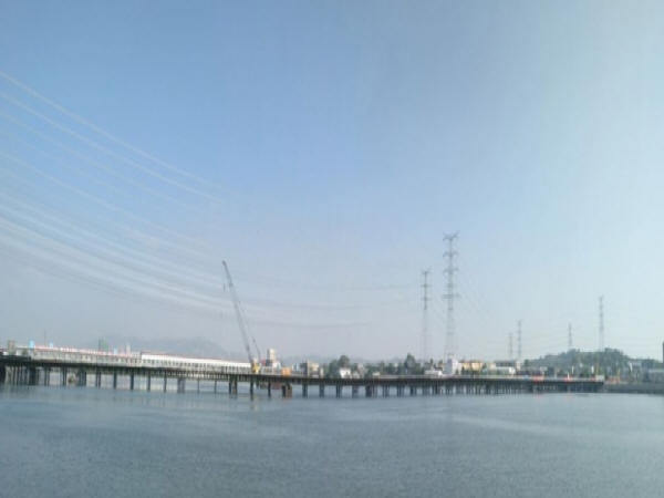 临时钢便桥设计施工图资料下载-汕头市海门湾桥闸重建工程钢便桥成功合龙