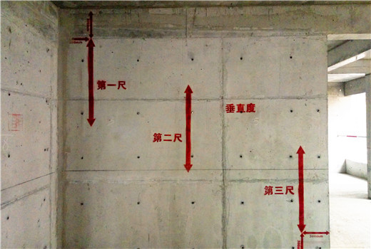 武汉-中建五局三公司时代新世界项目样板引路建筑工地图片-垂直度测量