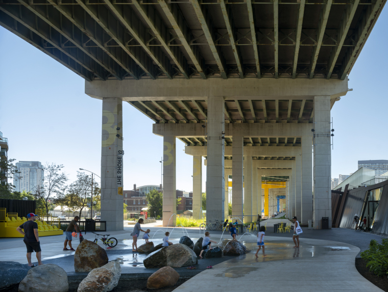 柱斜撑人行木桥资料下载-加拿大充满活力的复合公共空间