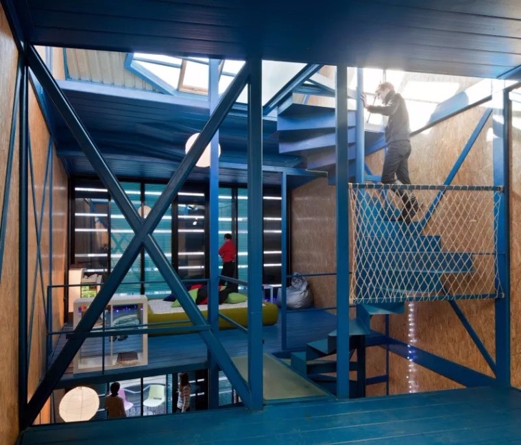 儿童室内水上乐园水循环资料下载-蓝色钢架组装的家~庭办公室 / CARLOS ARROYO ARCHITECTS