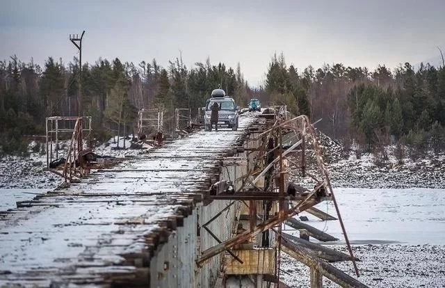 俄罗斯一座桥梁，仅两米宽，没有扶栏，全身发绣战斗民族却还在开-4.webp (1).jpg