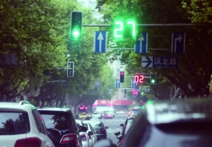 道路信号灯设置与安装规范资料下载-南京汉中门大街不到800米道路设5个红绿灯，引发吐槽