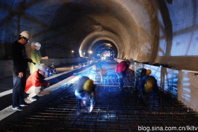 隧道施工现场图片资料下载-京福高铁江西北武夷山隧道施工现场图片