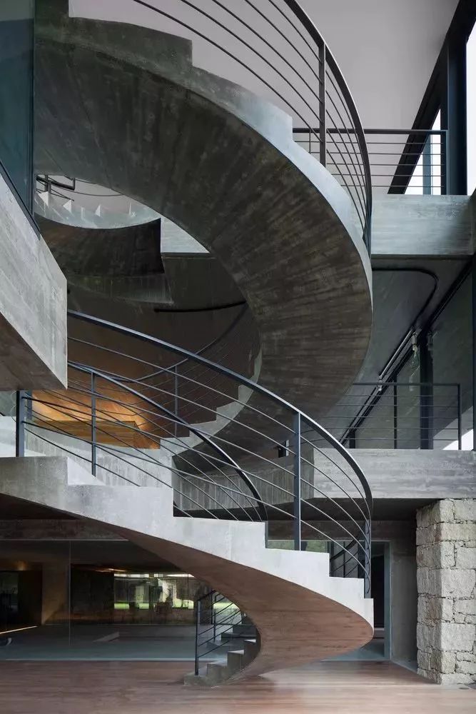 寸设计办公室资料下载-13个超级惊艳的楼梯，创意颠覆你的想象！