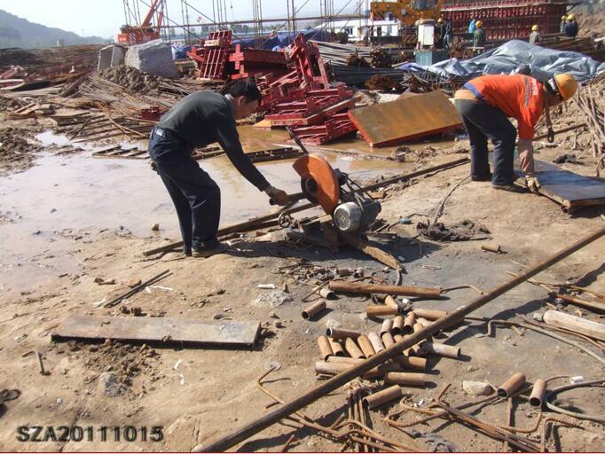 公路工程施工现场机械设备常见安全隐患图片集（100页）-施工人员违规使用砂轮切割机打磨钢管等