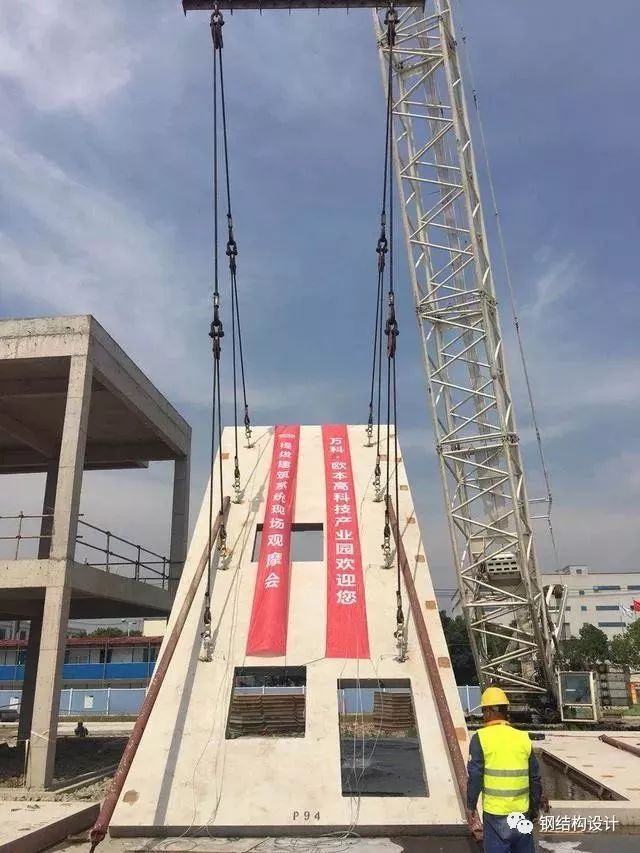 多层钢结构仓库吊装资料下载-上海首例“提拔建筑系统”开始吊装，现场预制避免二次倒运