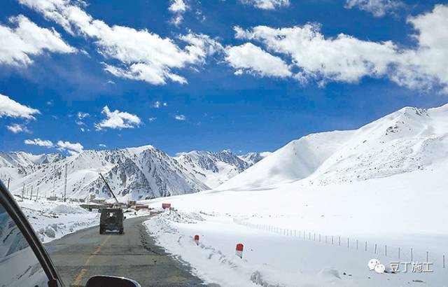 新疆地质灾害资料下载-这是一条什么样的公路？为建它，平均每公里死1人重伤0.5人！