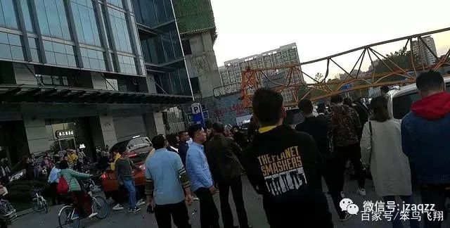 成都边坡防护资料下载-10月10日成都温江一施工塔吊倒塌，致9人受伤！心如刀割！