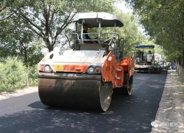 濮阳县段黄河堤顶道路施工进展顺利_1