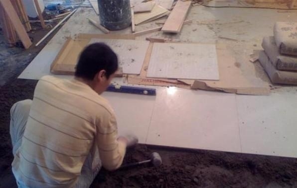 地砖铺贴工程资料下载-这才是贴地板砖的正确姿势！赶紧看！