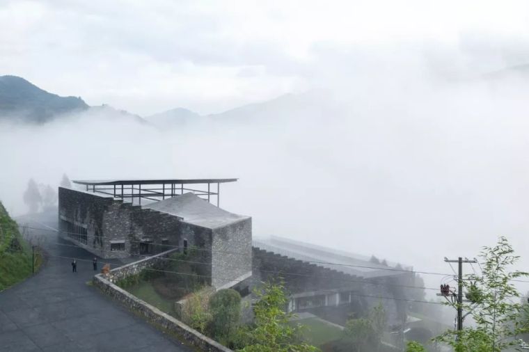 美好建筑资料下载-在群山云雾之中，长出了一座土地建筑