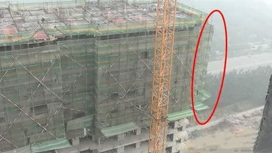 建筑工程施工安全常识图片资料下载-一大波施工现场安全隐患图片来袭，快来提升你的隐患识别能力！