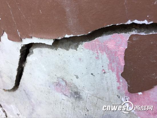 车库裂缝处理资料下载-铜川一小区楼体出现裂缝，住户疑因地下积水所致