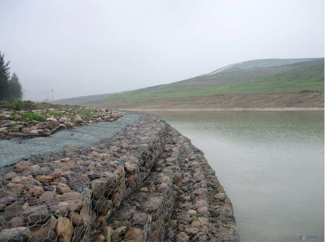 护坡石笼网资料下载-河道治理中镀锌格宾网的作用是什么