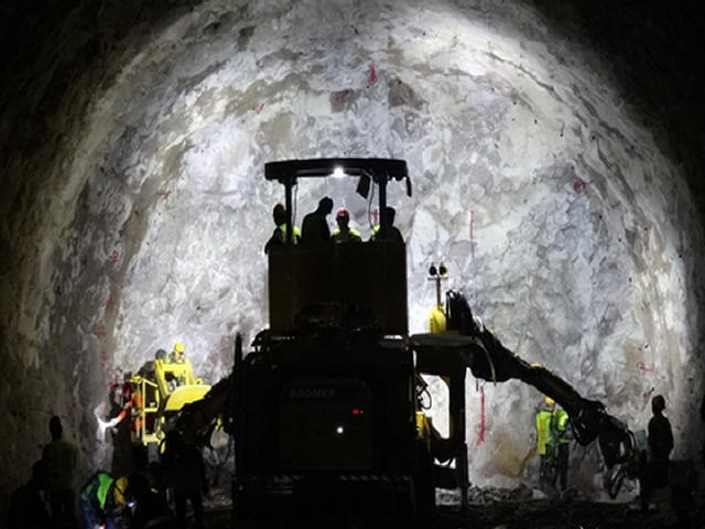 国内最长过海地铁隧道动工，海域段长3.49km-三臂凿岩台车钻爆作业
