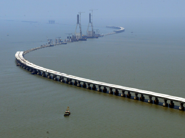 25米跨钢平台资料下载-32.7公里的跨海大桥主通航孔斜拉桥施工(58页)