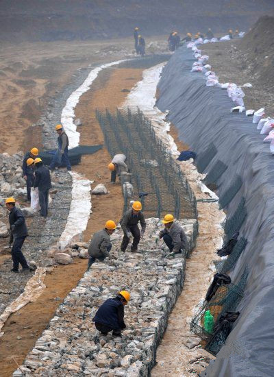 土工膜上回填土施工方案资料下载-铅丝石笼施工技术交底、铅丝石笼护坡施工方案