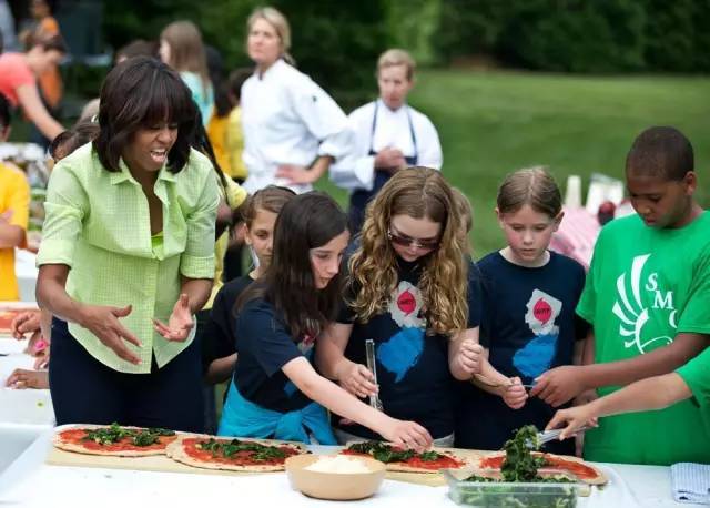 搬离白宫前，米歇尔捐出250万美元保护种了8年的白宫菜园_19