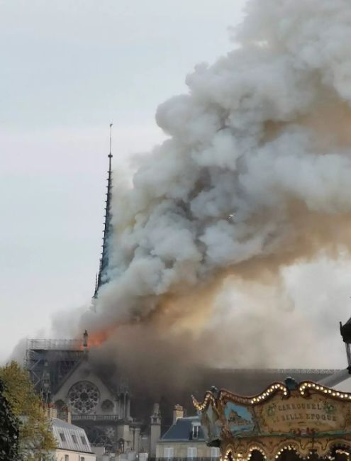 巴黎圣母院遭遇大火，卡西莫多终究也失去了他心爱的钟楼_3
