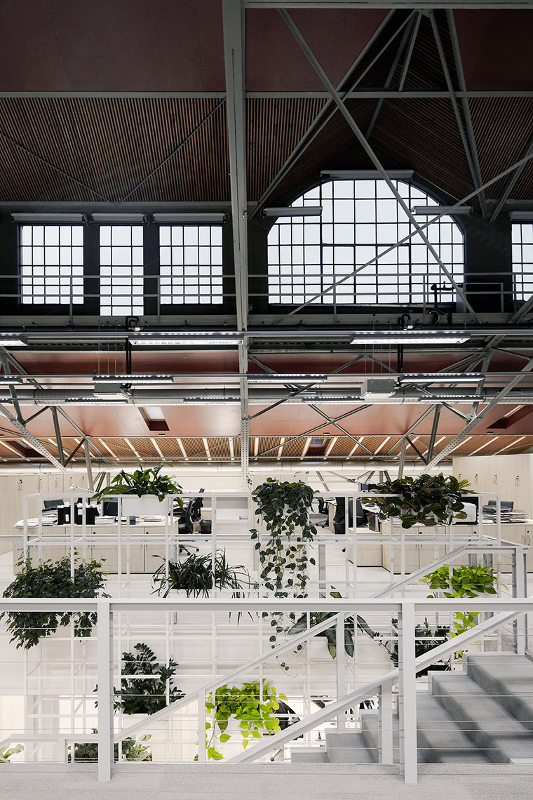 匈牙利复式办公空间的改造-001-updated-interior-of-a-loft-office-in-an-old-veal-market-by-lab5-architects