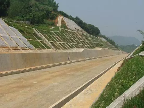 锚索格构梁加固挡土墙设计图资料下载-浅谈边坡与挡墙加固方法！