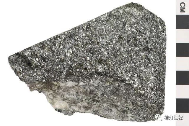 石榴石白云母片岩图片
