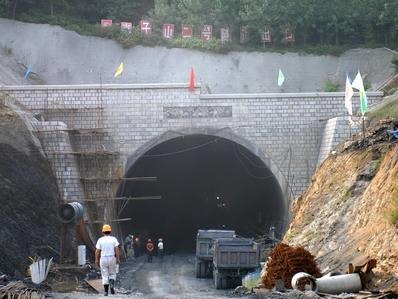 隧道拱架拆除换拱方案资料下载-隧道换拱施工方案
