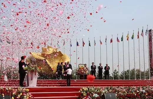镂空建筑表皮资料下载-荷兰建筑师在北京设计了一朵镂空的不锈钢“玫瑰”