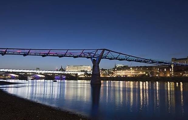 经典人行桥资料下载-桥梁结构创新中难以预料的现象-英国千禧桥共振事故