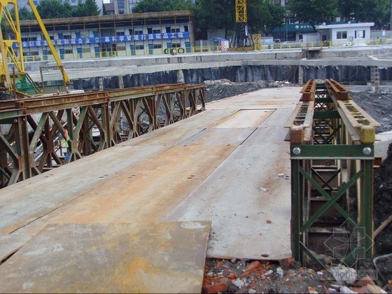 深基坑使用贝雷架桥梁开挖施工工法-贝雷桁架上铺设厚桥面铺装钢板 