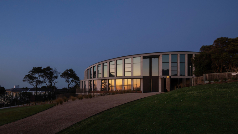 仿佛一块远眺大海的侏罗纪珊瑚石：潮汐弧线住宅-tidal-arc-house-woods-bagot-architecture-residential-melbourne-australia-concrete_dezeen_1704_col_10.jpg