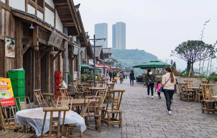 重庆小店装修资料下载-重庆这座千年古镇，藏着一个绿皮火车爆改的咖啡馆！