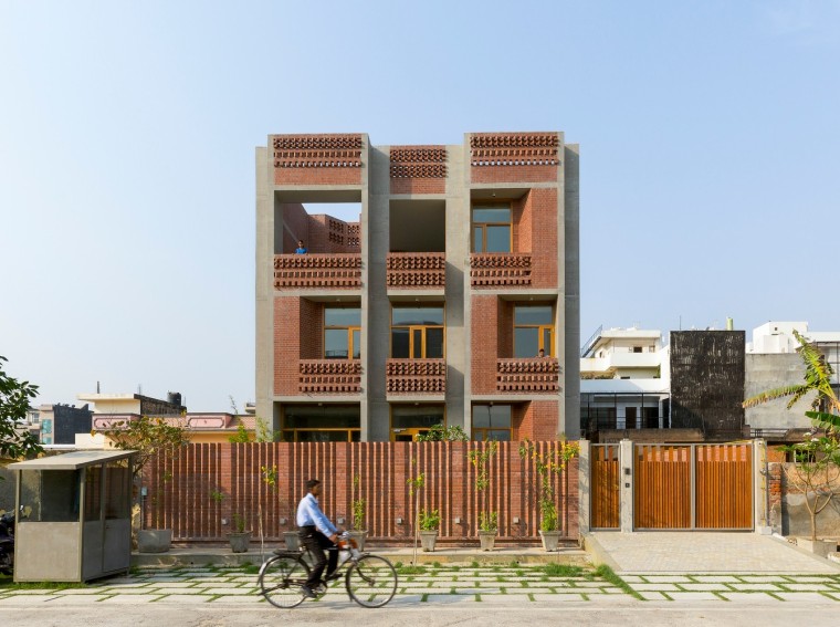 人行道砖铺设图案资料下载-印度动感砖砌住宅 / Vir.Mueller Architects