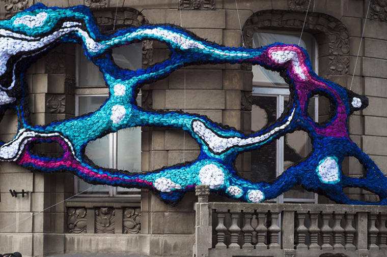 波兰lodz新艺术派大楼外立面艺术装置-crystal-wagner-hyperbolic-lodz-murals-designboom-012