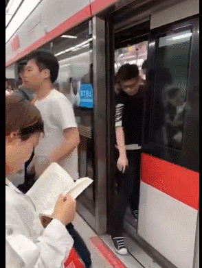 杭州地铁施工图资料下载-杭州地铁停歪了！乘客夹缝中下车，官方回应：有人启动紧急制动