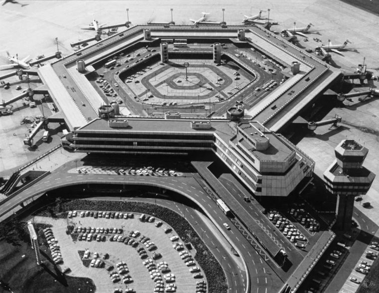 连廊钢结构清单资料下载-gmp的起点：柏林泰格尔机场被列入文物保护建筑清单