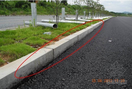沥青混凝土路面标准化施工注意事项及典型质量事例158页（附图丰富）-结构层交界处未按要求涂刷沥青 