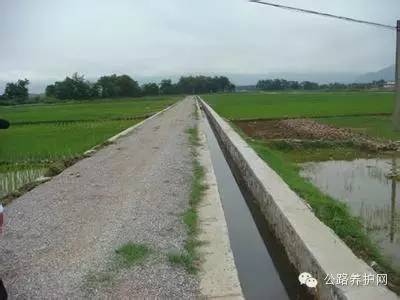 水泥路面清灌缝资料下载-养路只有道班最有发言权！道班老班长从5方面教你如何养护好公路