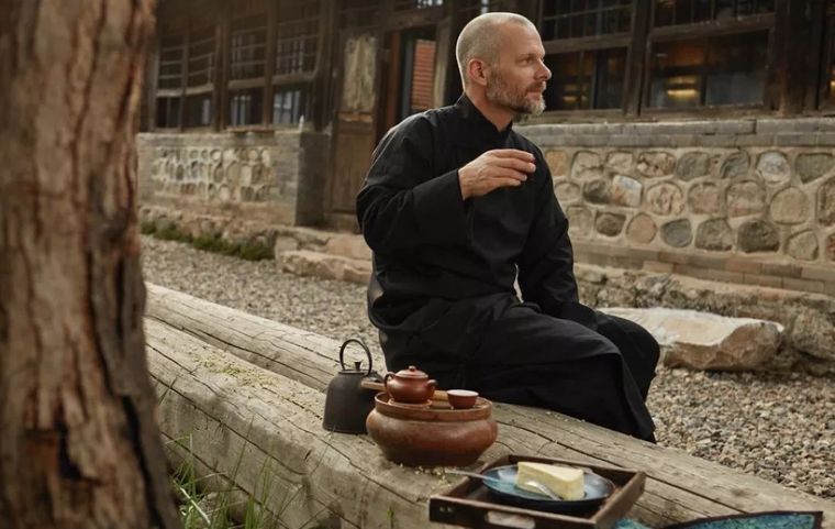 木椅简单制作图纸资料下载-德国帅爸爸将长城脚下的破房子建成花园房