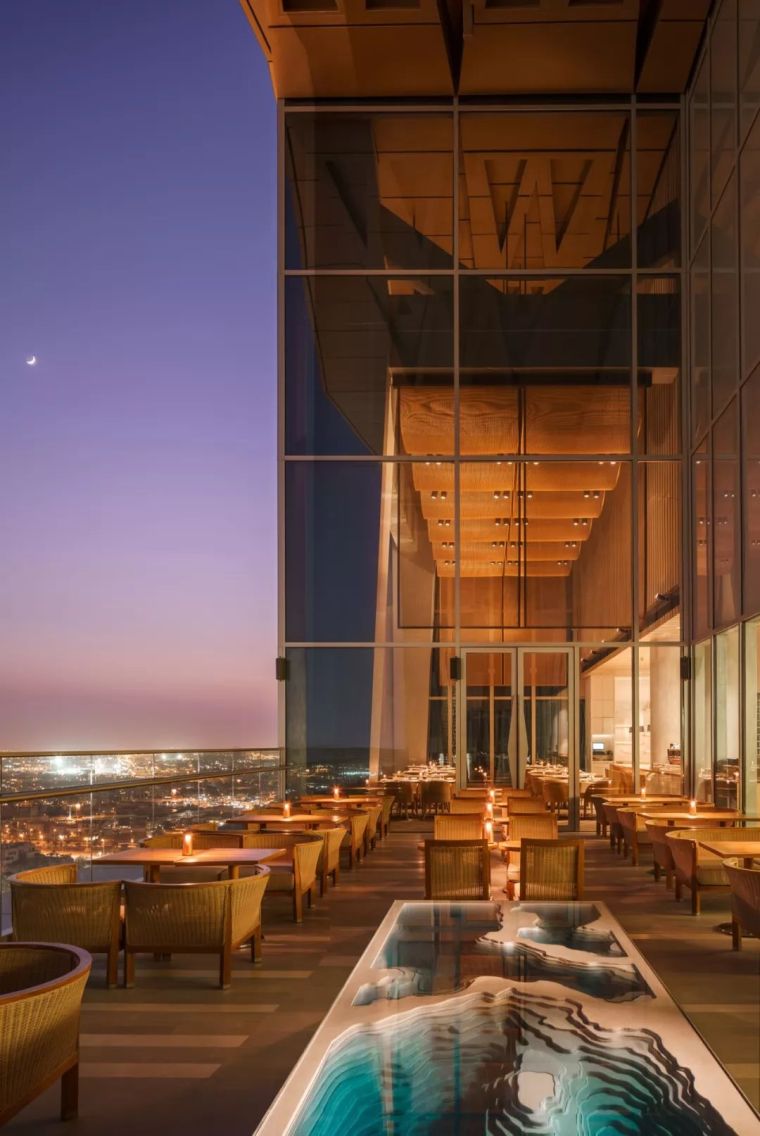 高级餐厅酒店资料下载-俯瞰波斯湾的空中绿洲 | 科威特四季酒店Dai Forni&Sintoho餐厅