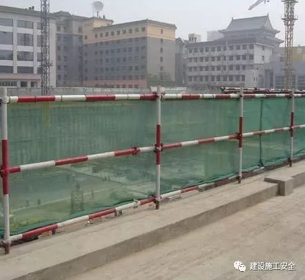 电梯井井道硬防护资料下载-施工现场安全防护你真的会做么？看看人家的工地！（收藏）